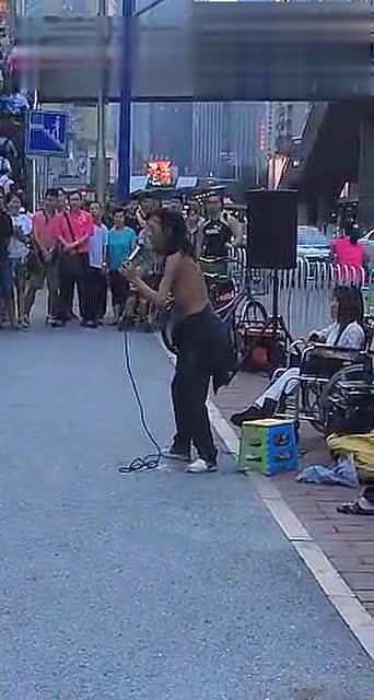 “破音”父女街头秀，网络狂潮背后的笑与泪